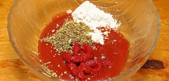Passata mit Tomatenpüree, Oregano und Maizena
