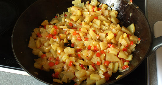 Kartoffeln und Peperoni braten