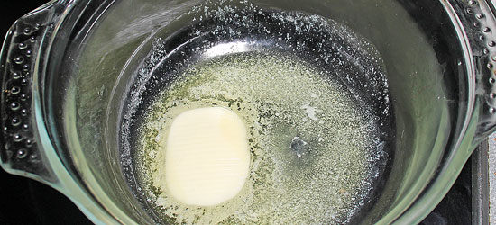 Butter in der Gratinform schmelzen