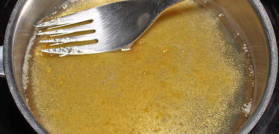 Honig mit Balsamico schmelzen