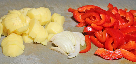 Kartoffeln, Zwiebel und Peperoni gerüstet