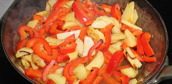 Kartoffeln und Peperoni schmoren