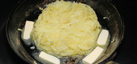 Rösti zum Kuchen geformt mit Butter