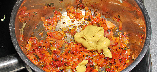 Tomatenpüree dünsten und den Senf dazugeben