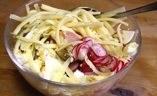 Wurst-Käse-Salat mischen