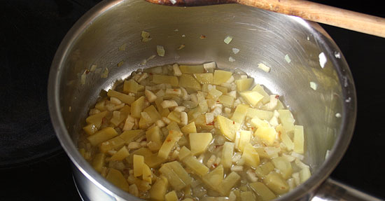 Zwiebel und Kartoffel dünsten