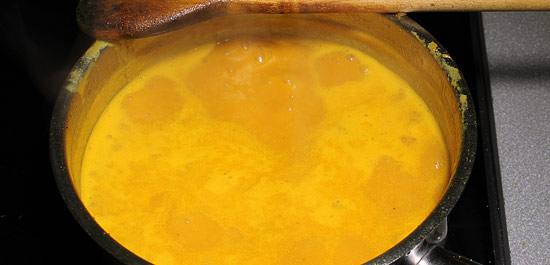 Suppe mit Zitronensaft aufkochen