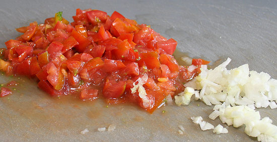 Tomaten, Zwiebel, Knoblauch gehackt