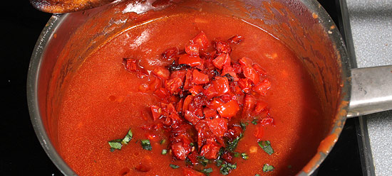 Suppe mit confierten Tomaten
