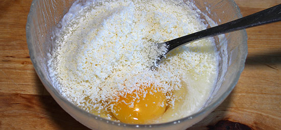 Omelettenteig mit Parmesan mischen