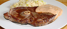 Gigot-Steak mit Harissa-Joghurt-Dip und Couscous