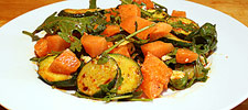 Zucchini-Melonen-Salat mit Rucola und Pecoretta
