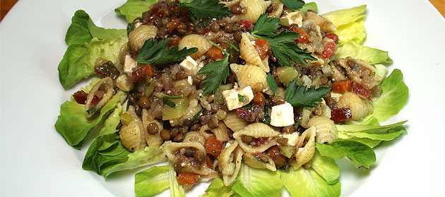 Linsen-Pasta-Salat mit Feta, Tomate und Essiggurke