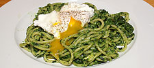 Spaghettoni verde mit pochiertem Ei