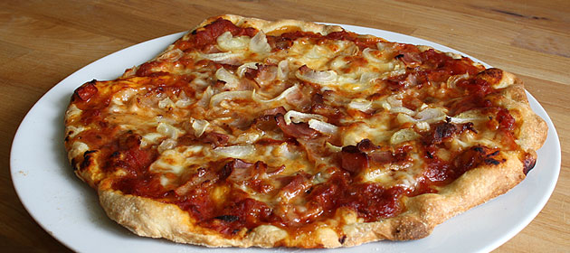 Rezept: Pizza mit Speck und Zwiebeln - Rollis Rezepte