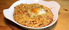 Spaghetti-Gratin mit Knoblauch, Speck und Ei