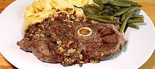 Lammgigot-Steak mit würziger Knoblauchbutter