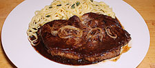 Hohrücken-Steak an Röstzwiebel-Sauce