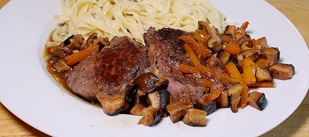 Hohrücken-Steak mit Peperoni und Shiitake-Pilzen