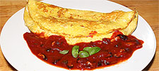 Käse-Omelette mit Tomaten-Pilzsauce