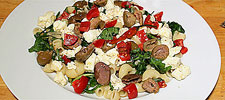 Rucolasalat mit Chifferi, Oliven, Feta und Tomaten