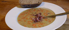 Bohnensuppe mit Fave, Speck und Rüebli
