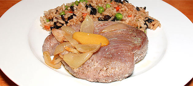 Confiertes Thunfischsteak mit Reissalat