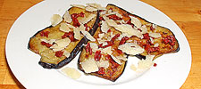 Marinierte Aubergine mit Pecorino sardo und eingelegten Tomaten