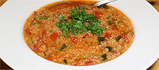 Couscous-Suppe mit Tomaten und Zucchetti