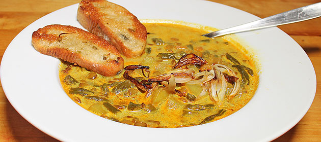 Dörrbohnen-Suppe mit Linsen und Curry