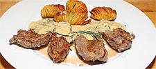 Lammhuft-Steaks an Rosmarinsauce mit Fächerkartoffeln