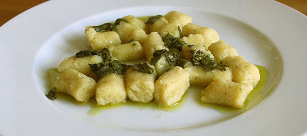Rezept: Gnocchi di patate - Kartoffelgnocchi an Salbeibutter - Rollis ...