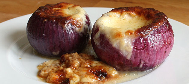 Cipolle ripiene con fonduta - Mit Käse gefüllte Zwiebeln