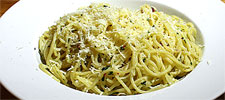 Spaghetti aglio e olio - Spaghetti mit Knoblauch und Olivenöl, Pfeffer und Petersilie