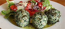 Ricotta-Spinat-Knödel mit Salbeibutter und Salat