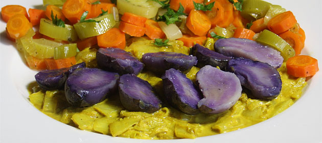 Vegiteller mit blauen St. Galler-Kartoffeln auf Chinakohl-Curry und Mischgemüse