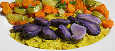 Vegiteller mit blauen St. Galler-Kartoffeln auf Chinakohl-Curry und Mischgemüse