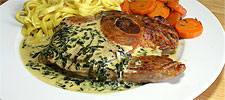 Gigot-Steak an Bärlauchrahmsauce mit Fedelini und Rüebligmües