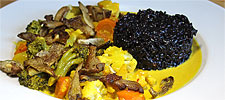 Schwarzer Reis (Riso venere) mit Safrangemüse und Austernpilzen