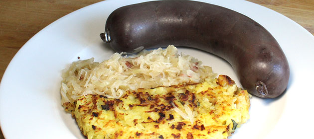 Rezept: Blutwurst mit Apfel-Kartoffelrösti und Sauerkraut - Rollis Rezepte