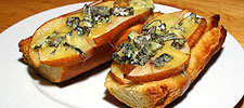 Toast mit Jersey blue und Birnenschnitzen